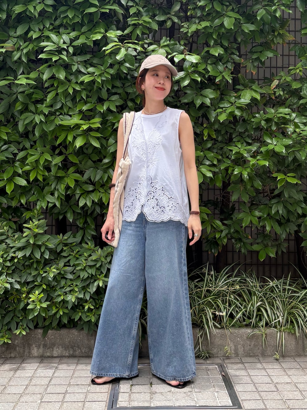 ホワイト系のシャツ/ブラウス、ブルー系のデニムパンツ、ホワイト系のトートバッグを着用したレディースの夏コーディネートの6枚目の写真