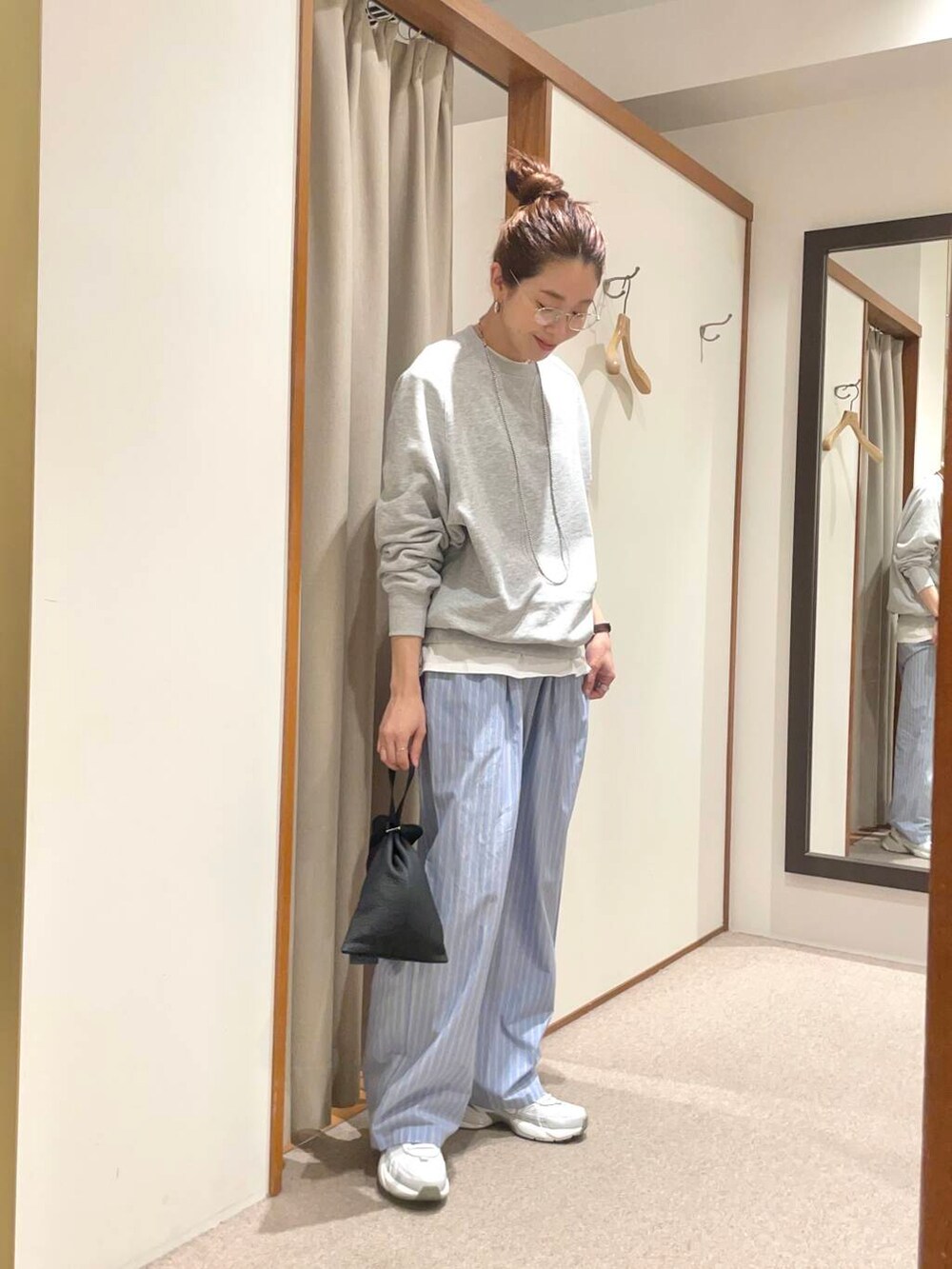 ブルー系のデニムジャケット、その他のスニーカー、ブルー系のその他パンツを着用したレディースの春コーディネートの5枚目の写真