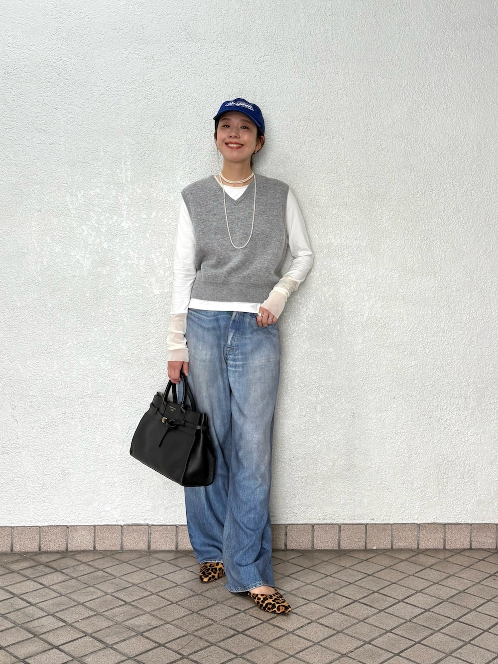 ブルー系のその他パンツ、グレー系のニット/セーター、ホワイト系のTシャツ/カットソーを着用したレディースの秋コーディネートの2枚目の写真