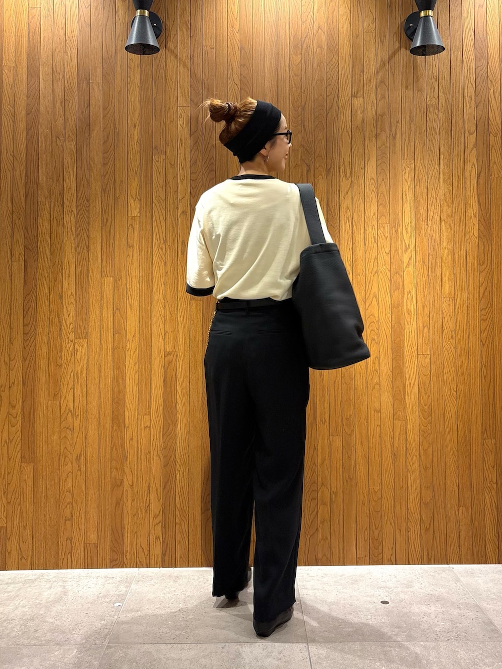 ブラウン系のその他パンツ、ブラック系のローファー、ホワイト系のニット/セーターを着用したレディースの秋コーディネートの5枚目の写真