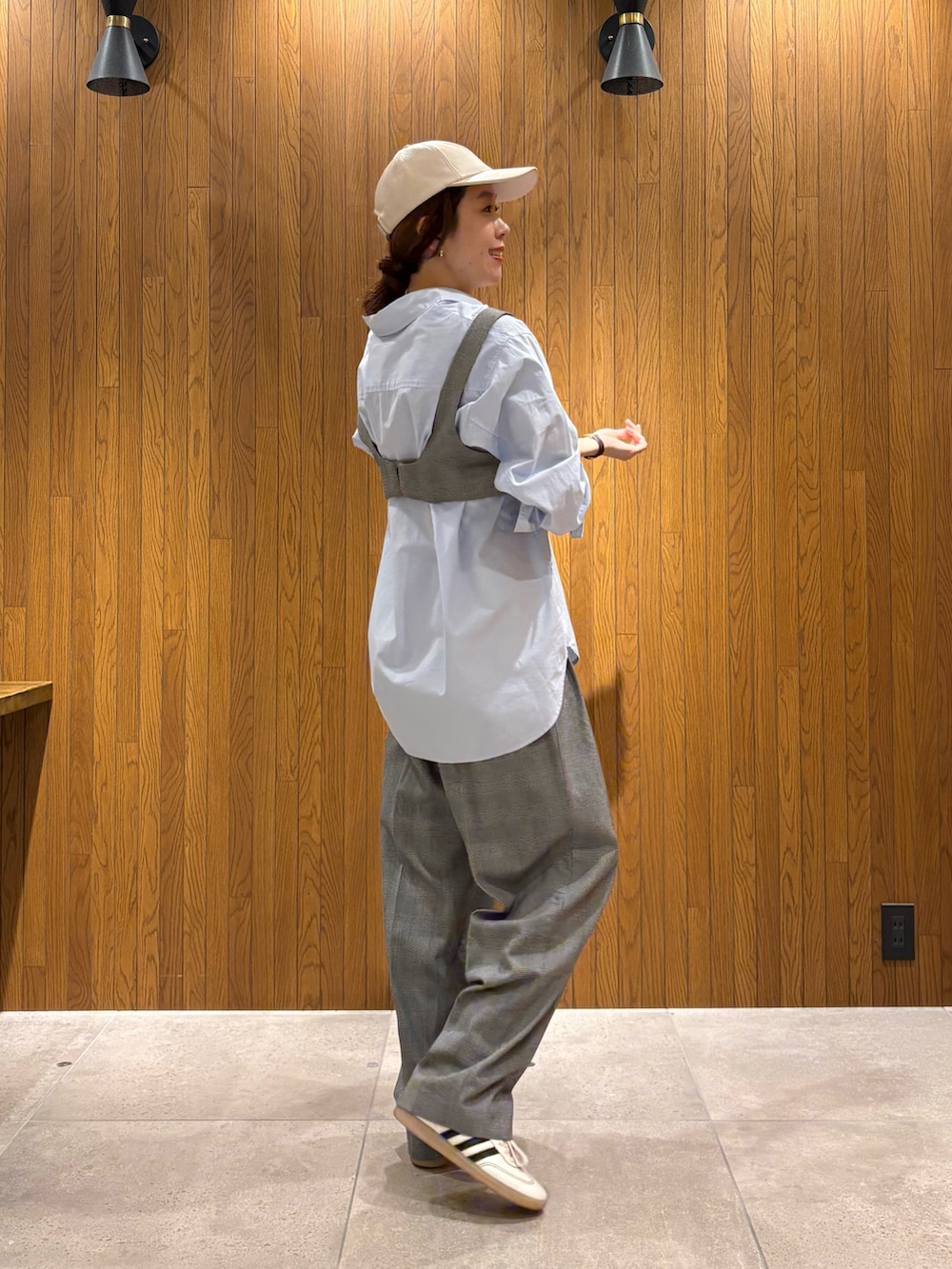 ホワイト系のスニーカー、ブルー系のシャツ/ブラウス、ベージュ系のトレンチコートを着用したレディースの春コーディネートの6枚目の写真