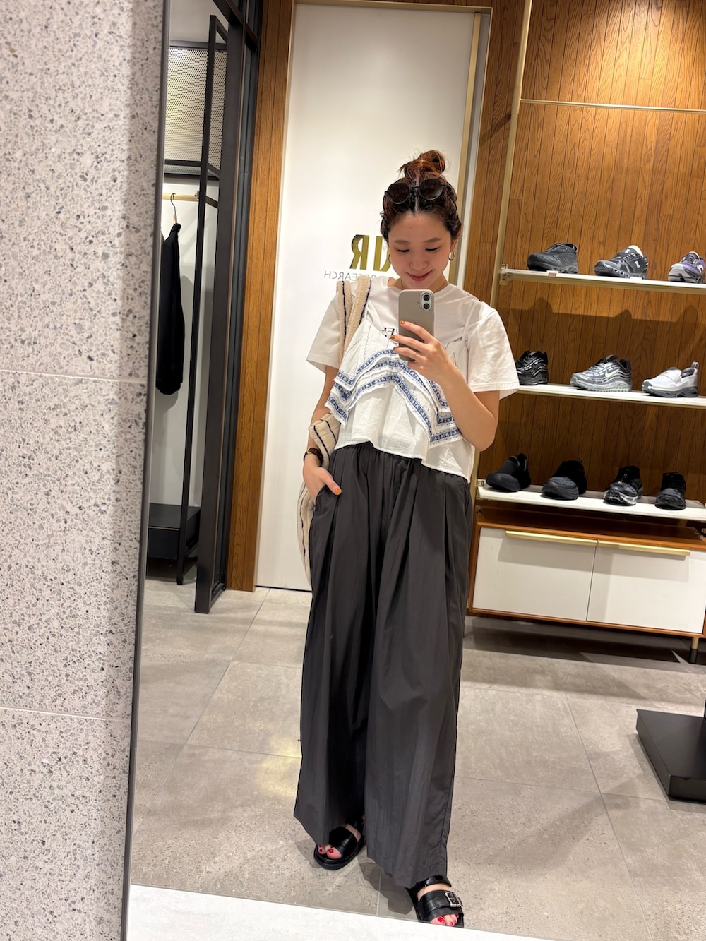 グレー系のその他パンツ、その他のTシャツ/カットソー、ホワイト系のトートバッグを着用したレディースの春コーディネートの10枚目の写真