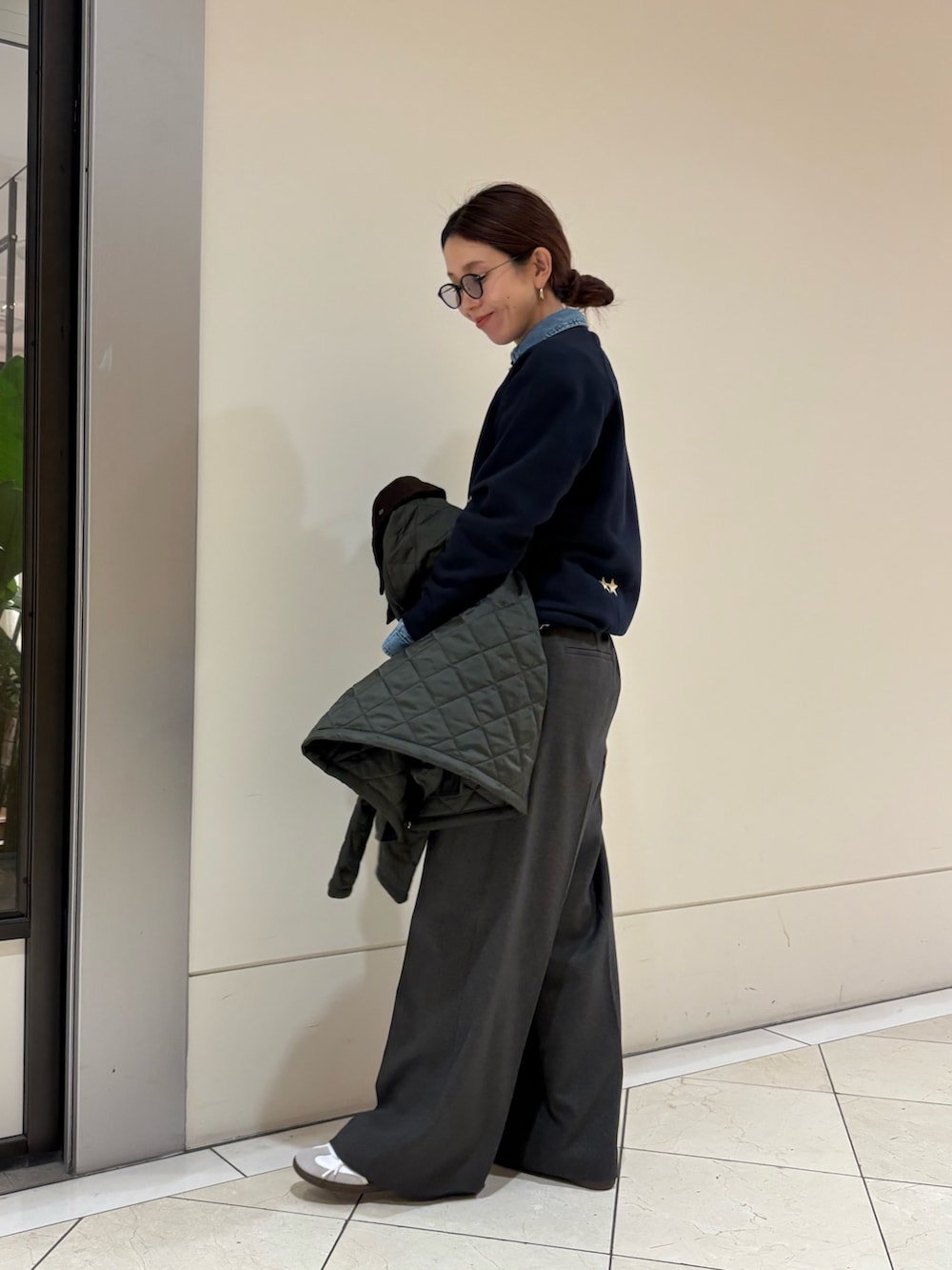 グレー系のその他パンツ、ホワイト系のスニーカー、ブラック系のトートバッグを着用したレディースの冬コーディネートの7枚目の写真