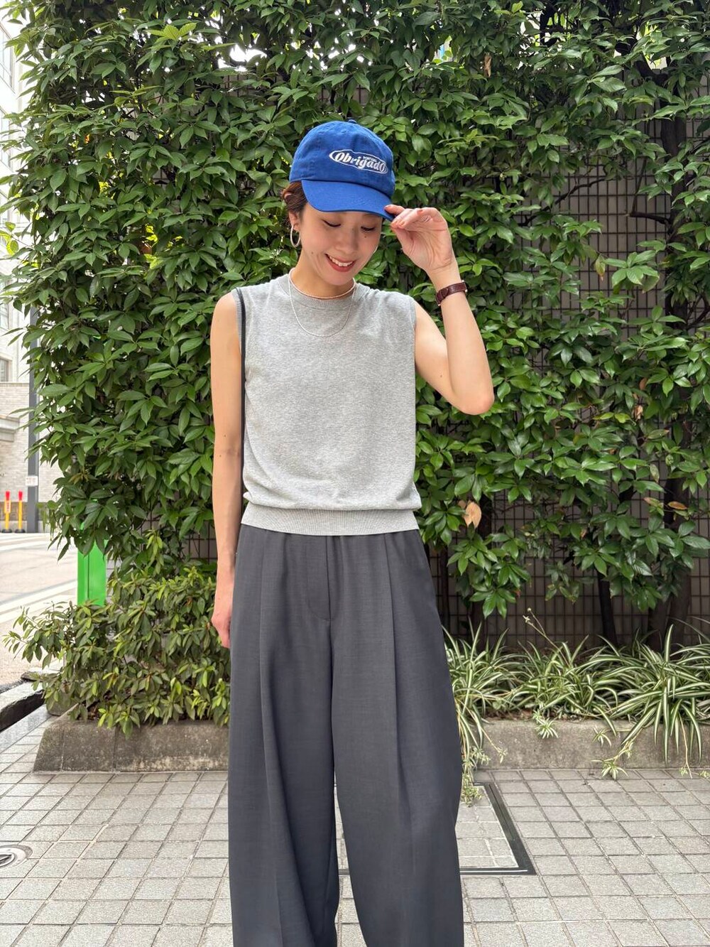 ブラック系のサンダル、グレー系のその他パンツ、ブラック系のショルダーバッグを着用したレディースの夏コーディネートの7枚目の写真