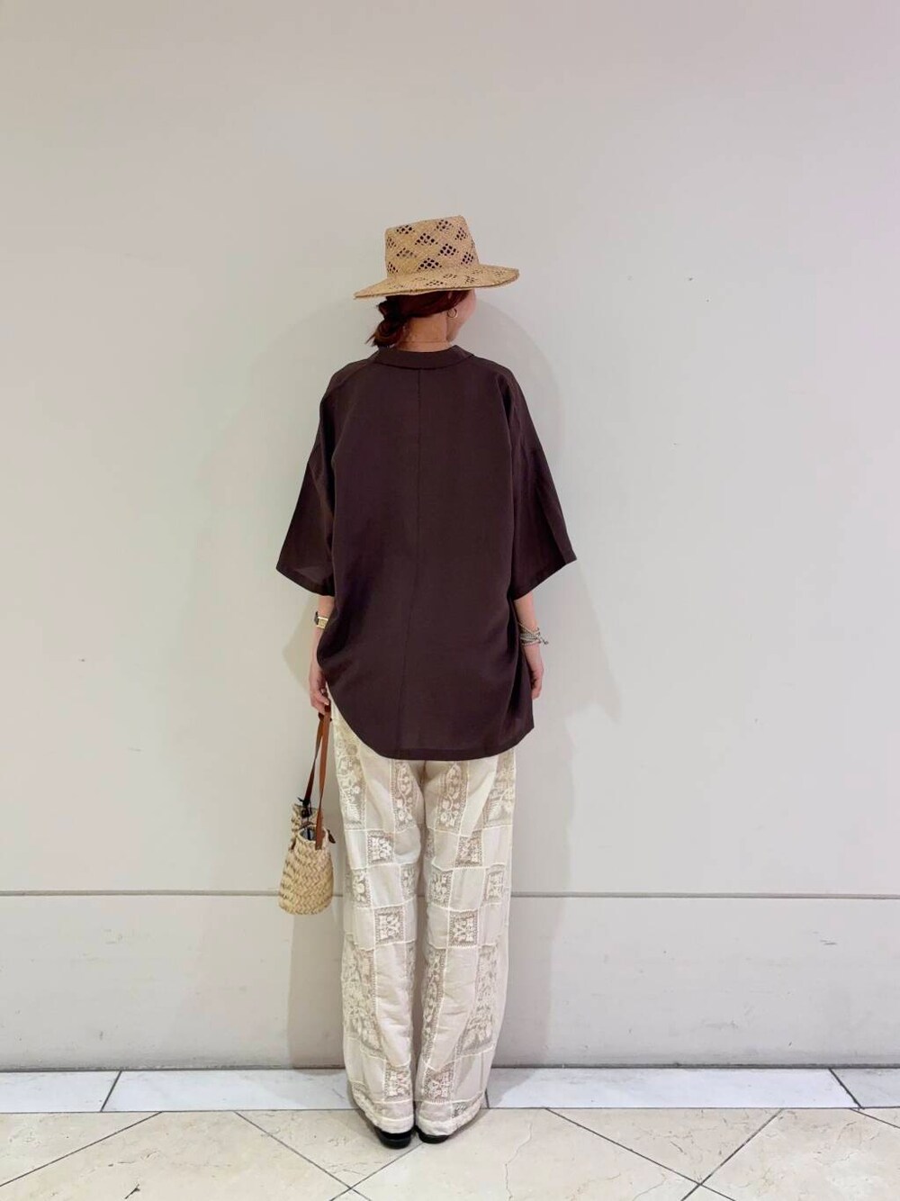 ホワイト系のその他パンツ、ブラウン系のシャツ/ブラウス、ベージュ系のハットを着用したレディースの夏コーディネートの4枚目の写真