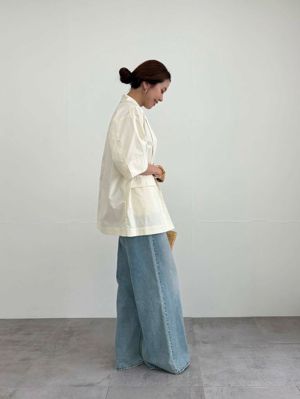 ホワイト系のTシャツ/カットソー、ブラウン系のかごバッグ、その他のキャミソールを着用したレディースの夏コーディネートの3枚目の写真