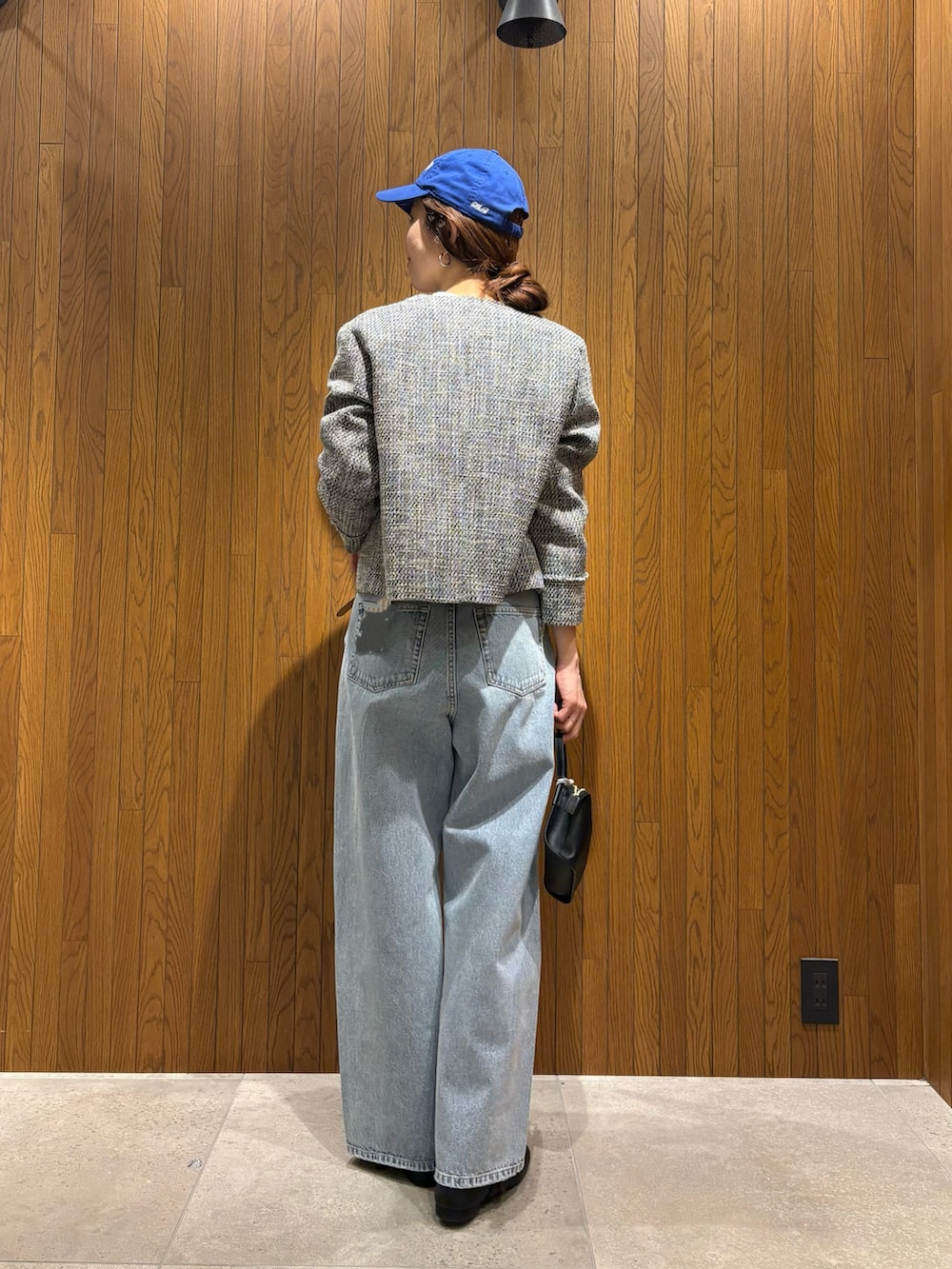 ブラック系のバレエシューズ、グレー系のデニムパンツ、ブラック系のハンドバッグを着用したレディースの冬コーディネートの4枚目の写真