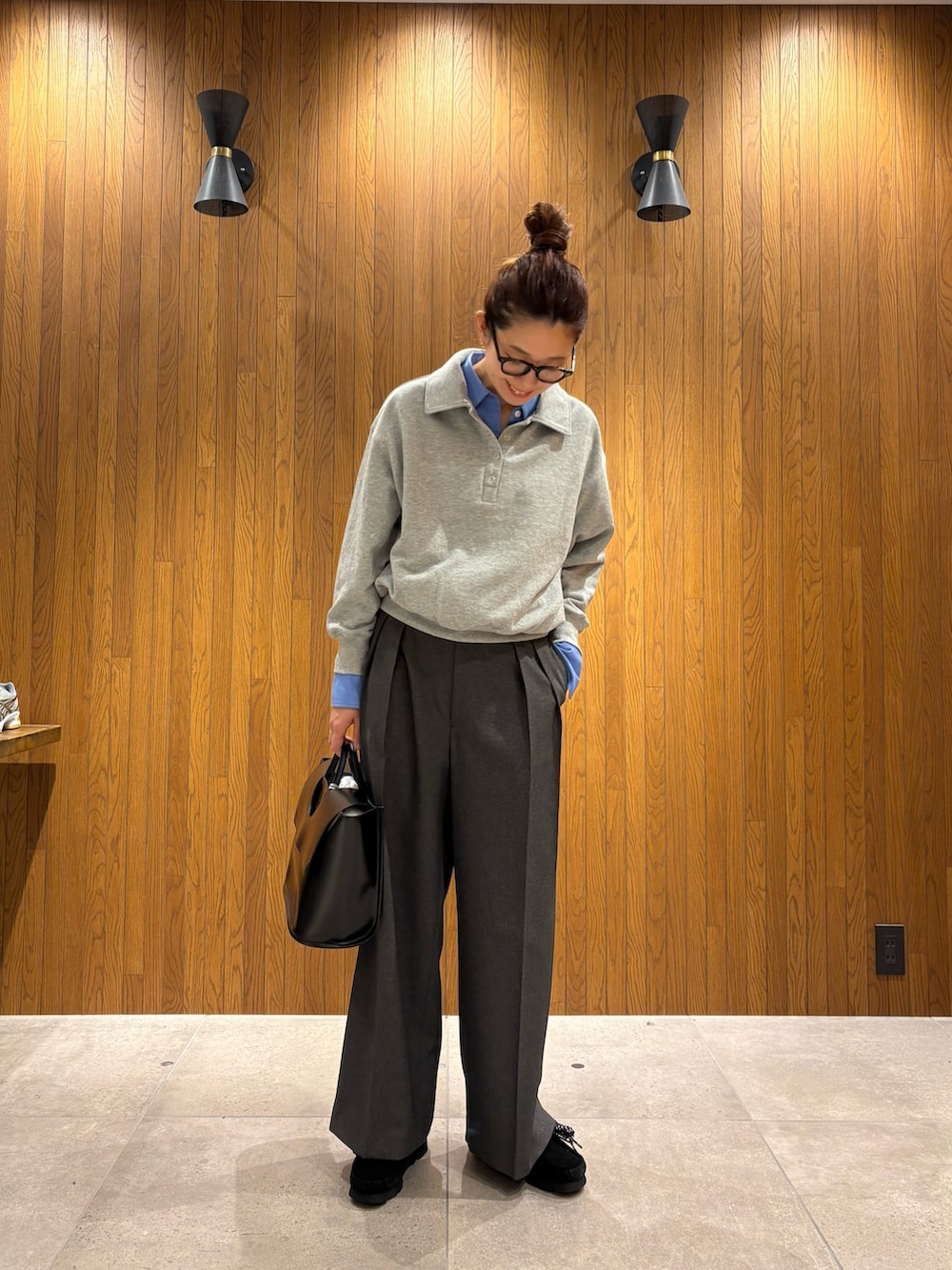 グレー系のその他パンツ、ブラック系のその他シューズ、ブラック系のハンドバッグを着用したレディースの秋コーディネートの7枚目の写真