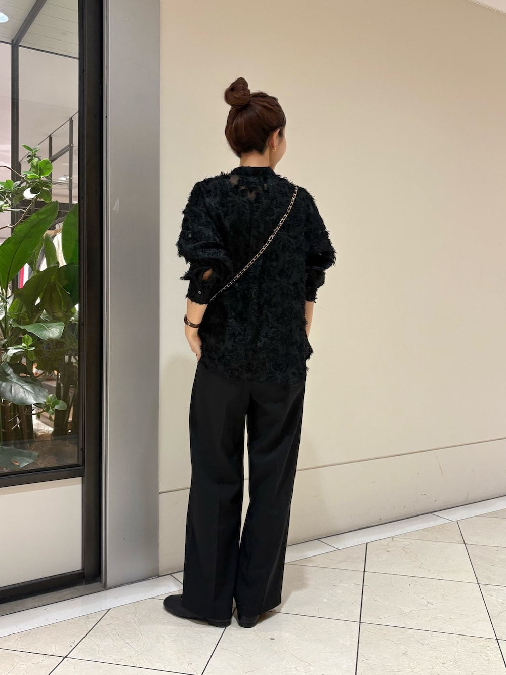 ブラック系のシャツ/ブラウス、ブラック系のスラックス、ブラウン系のショルダーバッグを着用したレディースの冬コーディネートの3枚目の写真