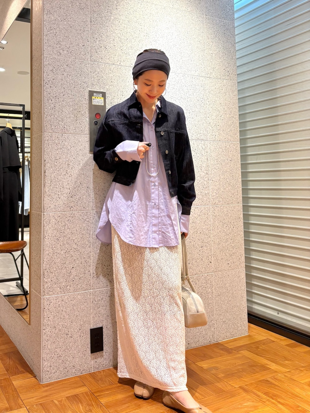 その他のシャツ/ブラウス、ホワイト系のスカート、ブルー系のデニムジャケットを着用したレディースの冬コーディネートの4枚目の写真