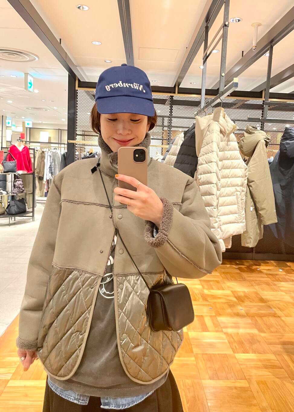 グレー系のその他アウター、ブラック系のブーツ、ブラック系のスカートを着用したレディースの冬コーディネートの5枚目の写真