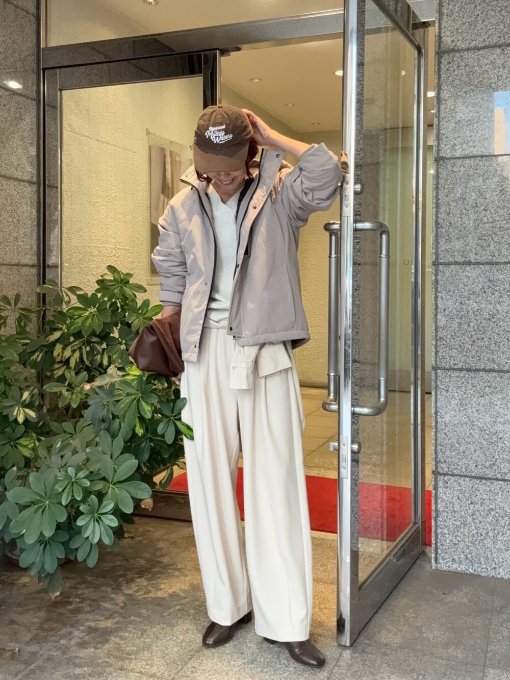 ホワイト系のその他パンツ、ブラウン系のトートバッグ、ホワイト系のシャツ/ブラウスを着用したレディースの秋コーディネートの4枚目の写真