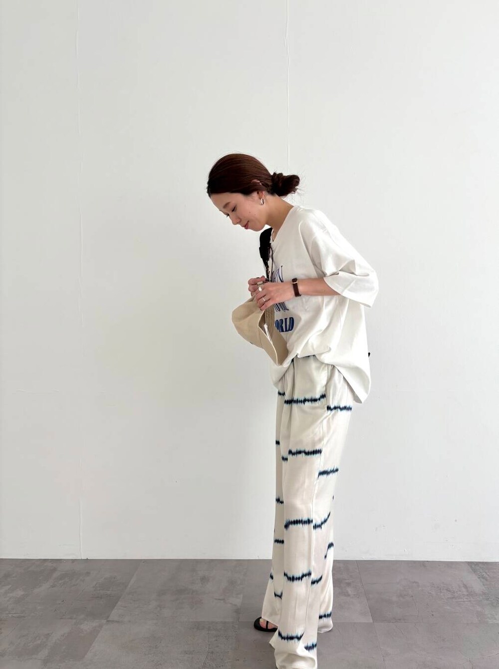 ブラック系のバックパック/リュック、その他のTシャツ/カットソー、ブラック系のサンダルを着用したレディースの春コーディネートの3枚目の写真