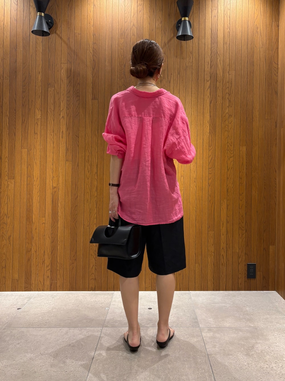 ピンク系のシャツ/ブラウス、ブラック系のその他パンツ、ブラウン系のサンダルを着用したレディースの夏コーディネートの3枚目の写真