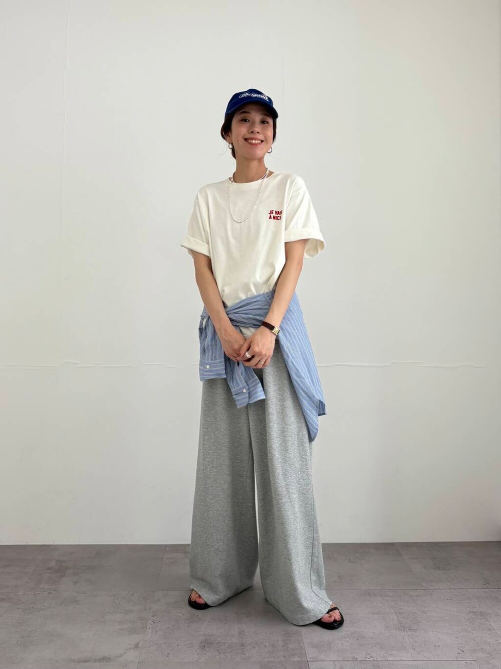 ブルー系のシャツ/ブラウス、ブラック系のサンダル、グレー系のその他パンツを着用したレディースの夏コーディネートの2枚目の写真