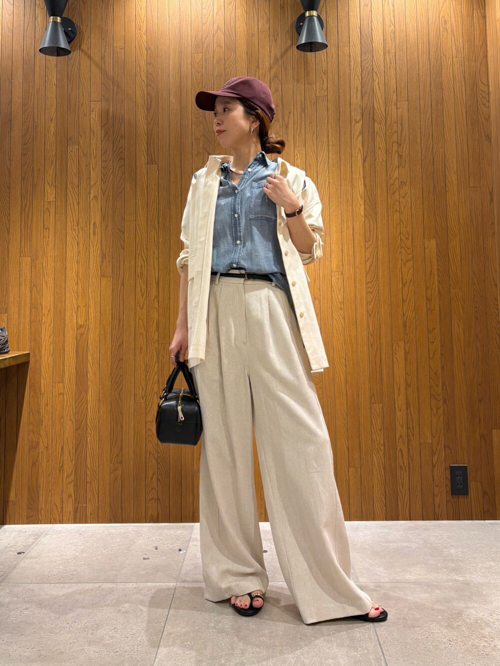 ホワイト系のその他パンツ、ブルー系のシャツ/ブラウス、ブラック系のサンダルを着用したレディースの春コーディネートの4枚目の写真