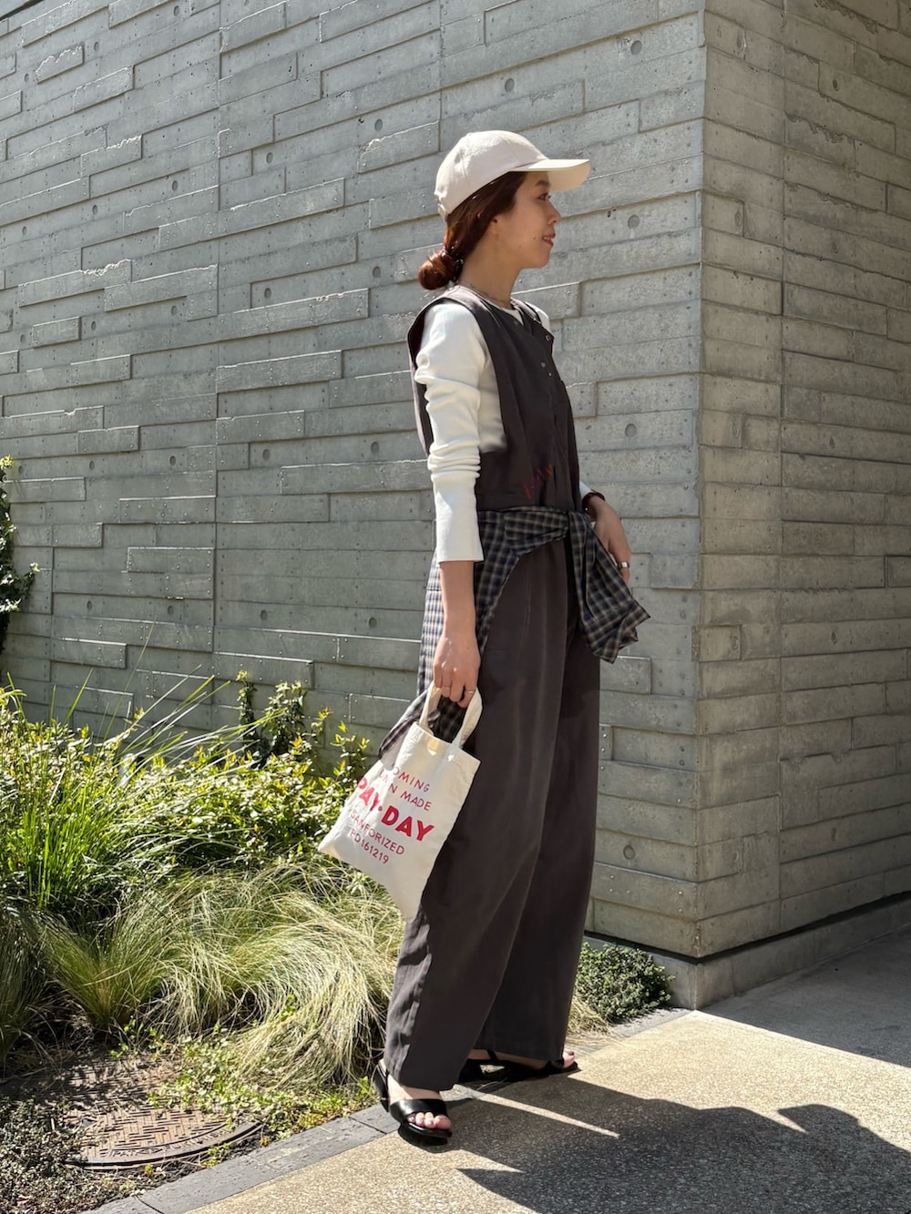 グレー系のその他パンツ、ブラック系のショルダーバッグ、ブルー系のシャツ/ブラウスを着用したレディースの春コーディネートの2枚目の写真