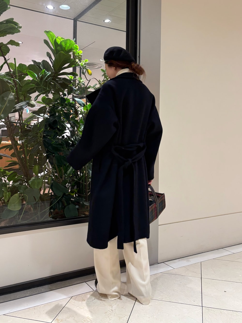 ホワイト系のその他パンツ、その他のハンドバッグ、ブラウン系のシャツ/ブラウスを着用したレディースの秋コーディネートの5枚目の写真