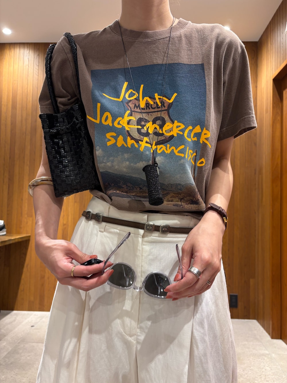 ブラウン系のTシャツ/カットソー、ホワイト系のその他パンツ、ブラウン系のサンダルを着用したレディースの夏コーディネートの4枚目の写真