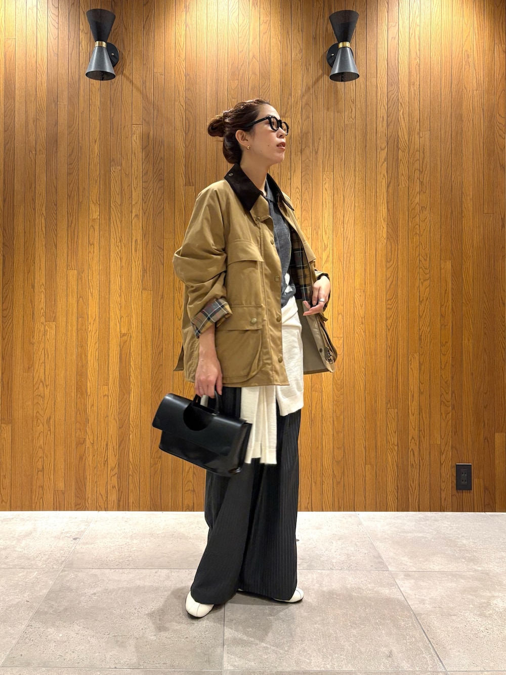 ホワイト系のスニーカー、ベージュ系のその他アウター、グレー系のニット/セーターを着用したレディースの秋コーディネートの3枚目の写真