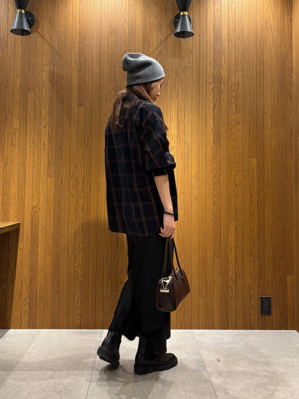 ブラック系のマウンテンパーカー、ブルー系のシャツ/ブラウス、ブラウン系のショルダーバッグを着用したレディースの冬コーディネートの6枚目の写真