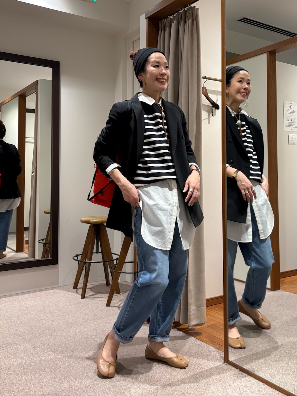 ブラック系のその他アウター、ブルー系のデニムパンツ、その他のTシャツ/カットソーを着用したレディースの春コーディネートの6枚目の写真