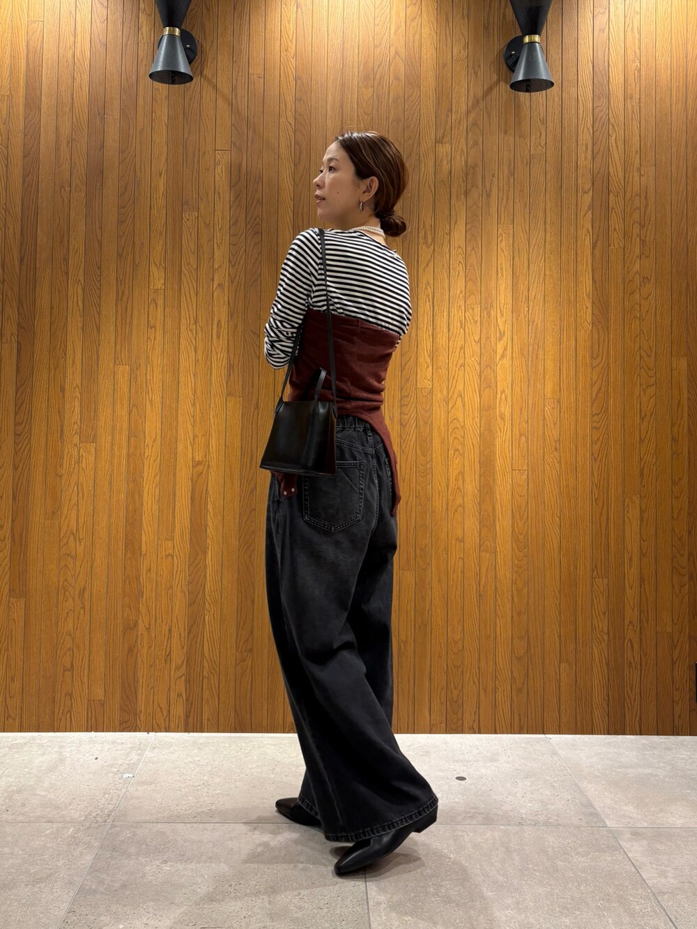 ブルー系のデニムパンツ、ブラック系のショルダーバッグ、その他のTシャツ/カットソーを着用したレディースの夏コーディネートの6枚目の写真