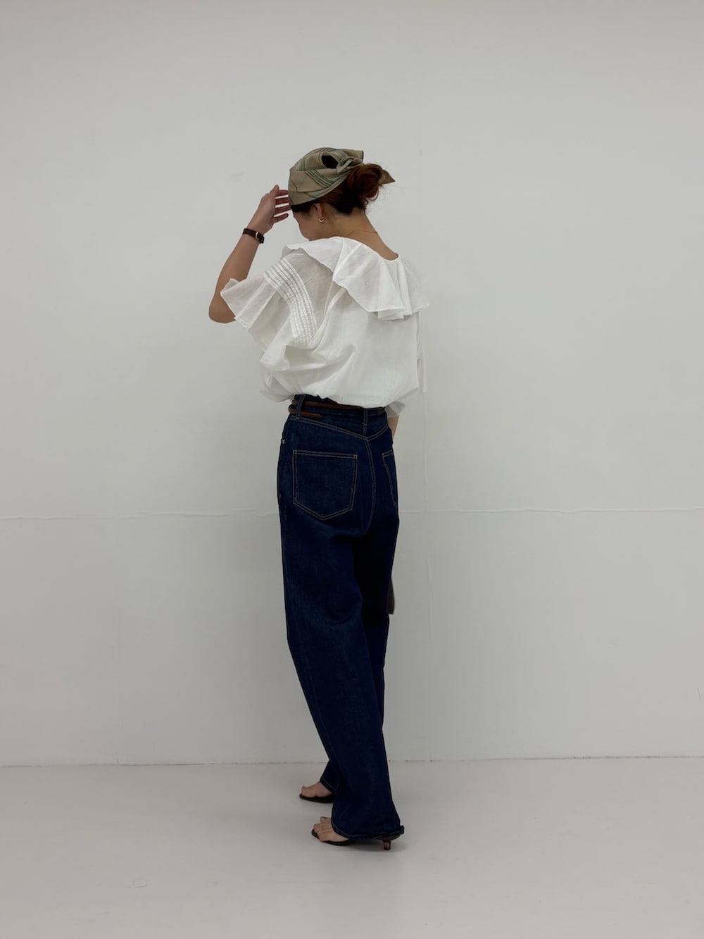 ホワイト系のシャツ/ブラウス、ブルー系のデニムパンツ、ブラウン系のトートバッグを着用したレディースの夏コーディネートの3枚目の写真