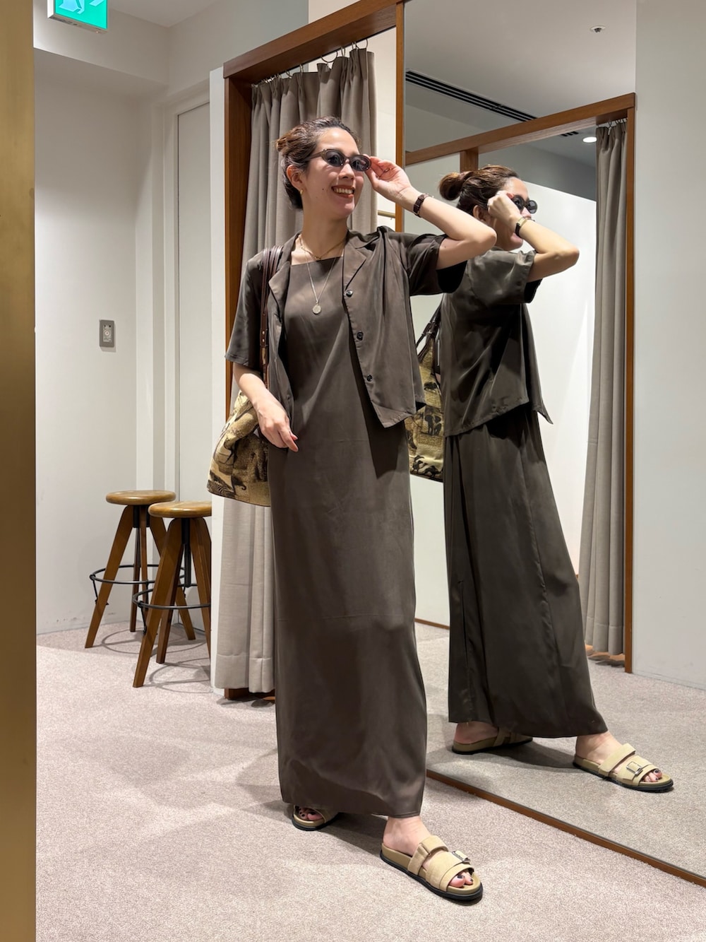 ブラウン系のワンピース、ブラウン系のシャツ/ブラウス、ベージュ系のサンダルを着用したレディースの夏コーディネートの2枚目の写真