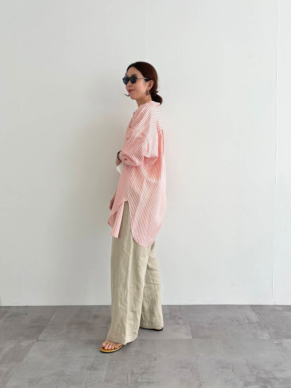 その他のTシャツ/カットソー、ベージュ系のその他パンツ、ゴールド系のサンダルを着用したレディースの春コーディネートの8枚目の写真