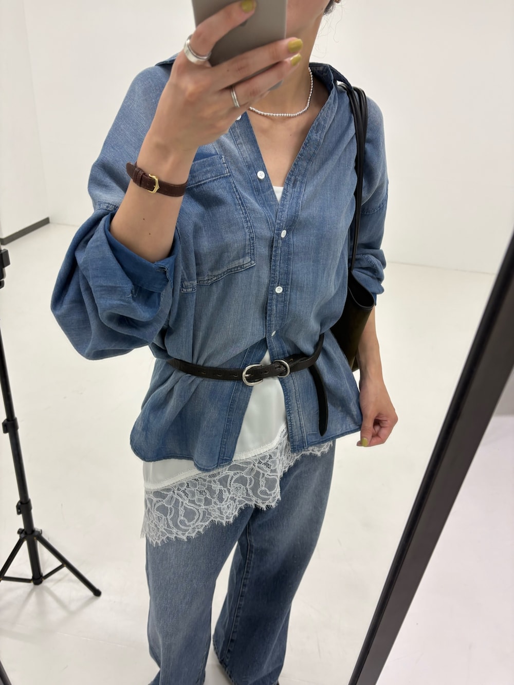 ブルー系のシャツ/ブラウス、ホワイト系のキャミソール、ブルー系のデニムパンツを着用したレディースの夏コーディネートの8枚目の写真