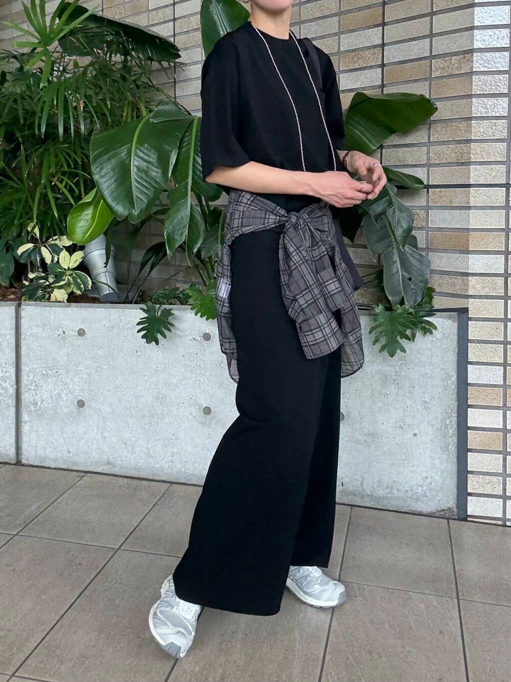 グレー系のシャツ/ブラウス、ブラック系のTシャツ/カットソー、ブラック系のスカートを着用したレディースの夏コーディネートの7枚目の写真