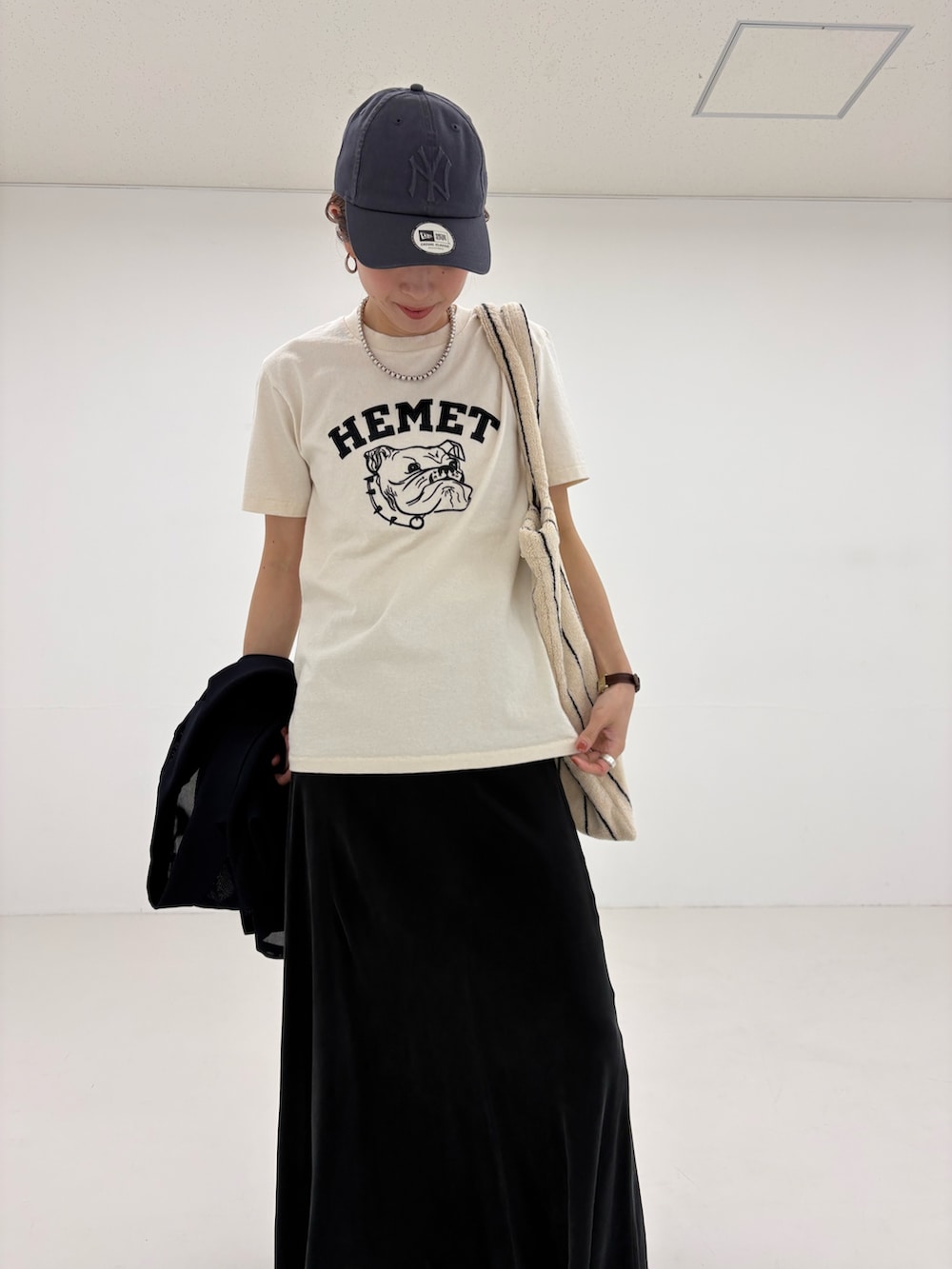 ブルー系のその他アウター、ブラック系のスカート、ベージュ系のTシャツ/カットソーを着用したレディースの春コーディネートの6枚目の写真