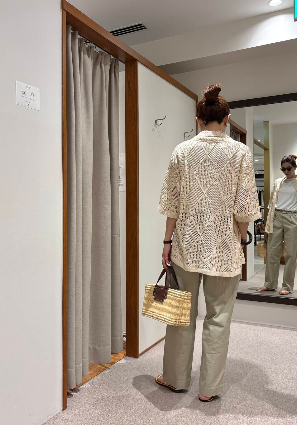 ブラウン系のかごバッグ、ホワイト系のその他アウター、ゴールド系のサンダルを着用したレディースの春コーディネートの3枚目の写真