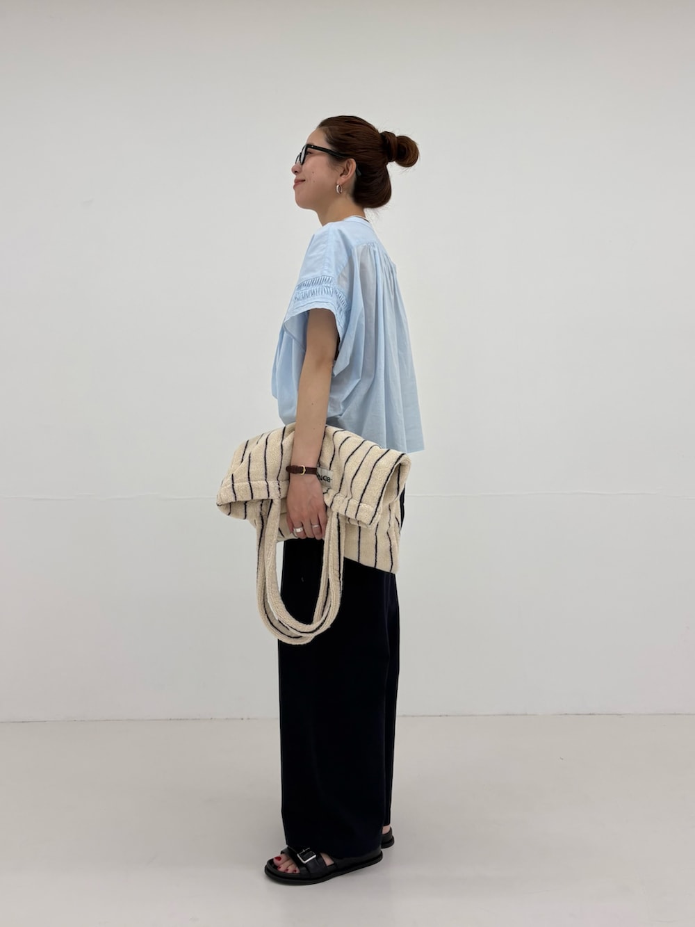 ブルー系のシャツ/ブラウス、ブルー系のその他パンツ、ブラック系のサンダルを着用したレディースの春コーディネートの2枚目の写真