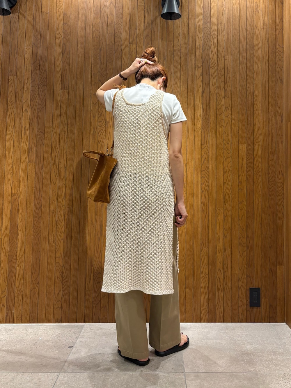 ホワイト系のチュニック、ベージュ系のその他パンツ、ホワイト系のTシャツ/カットソーを着用したレディースの夏コーディネートの3枚目の写真