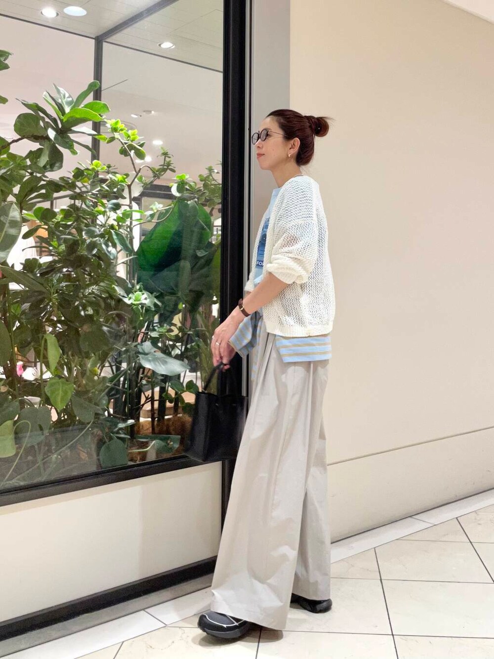 その他のTシャツ/カットソー、グレー系のスニーカー、ブルー系のTシャツ/カットソーを着用したレディースの春コーディネートの4枚目の写真