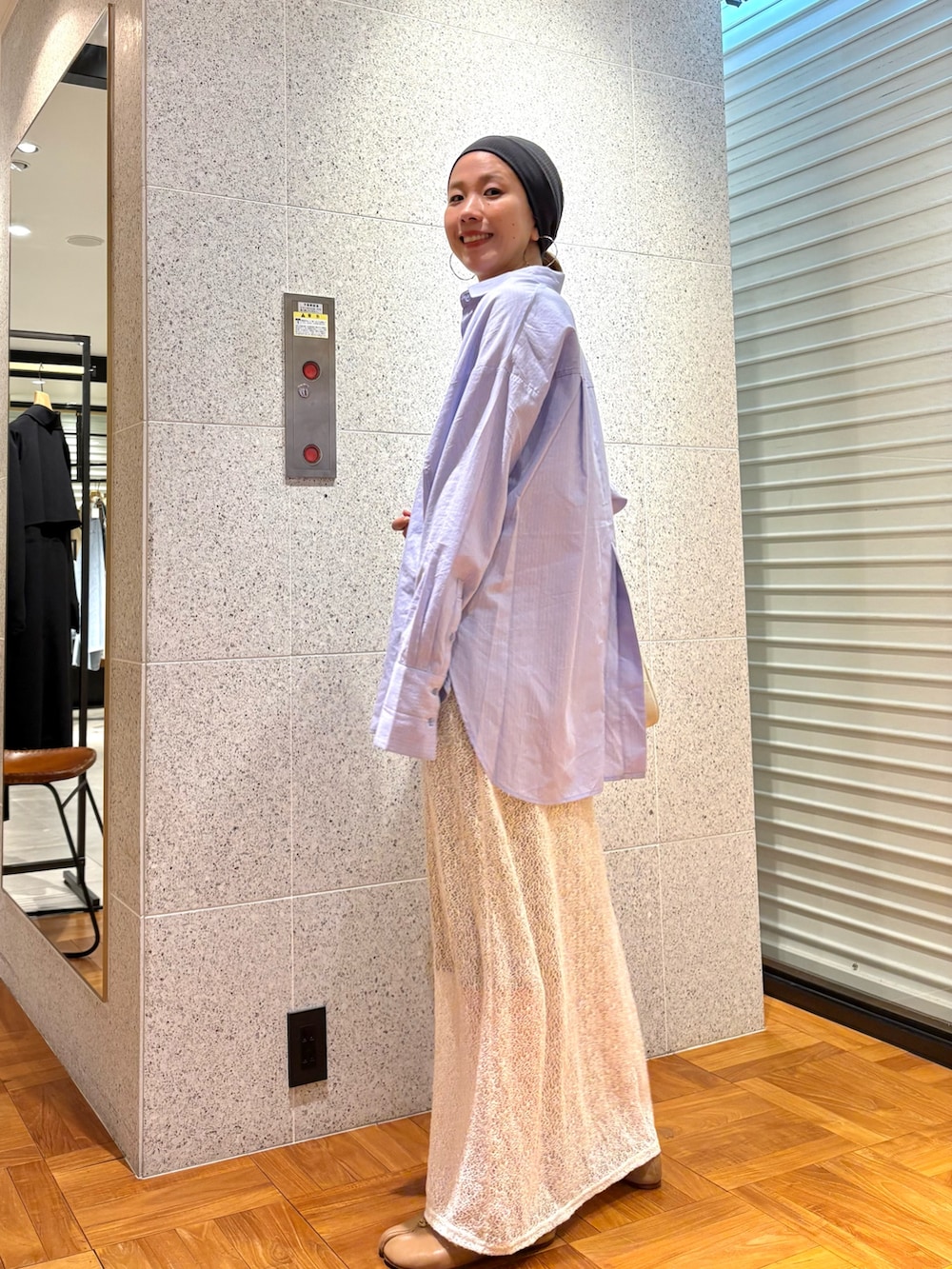 その他のシャツ/ブラウス、ホワイト系のスカート、ブルー系のデニムジャケットを着用したレディースの冬コーディネートの6枚目の写真