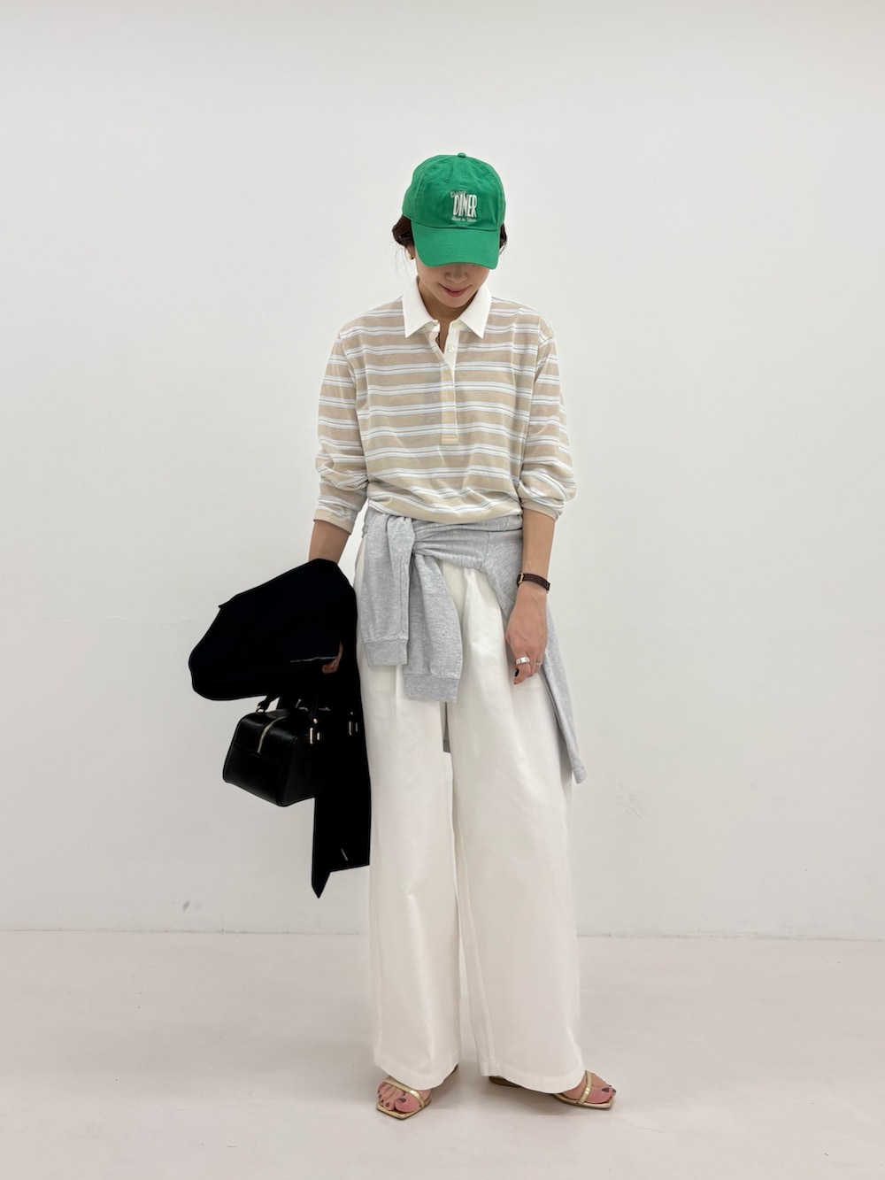 ブルー系のその他アウター、ベージュ系のシャツ/ブラウス、グレー系のTシャツ/カットソーを着用したレディースの春コーディネートの9枚目の写真