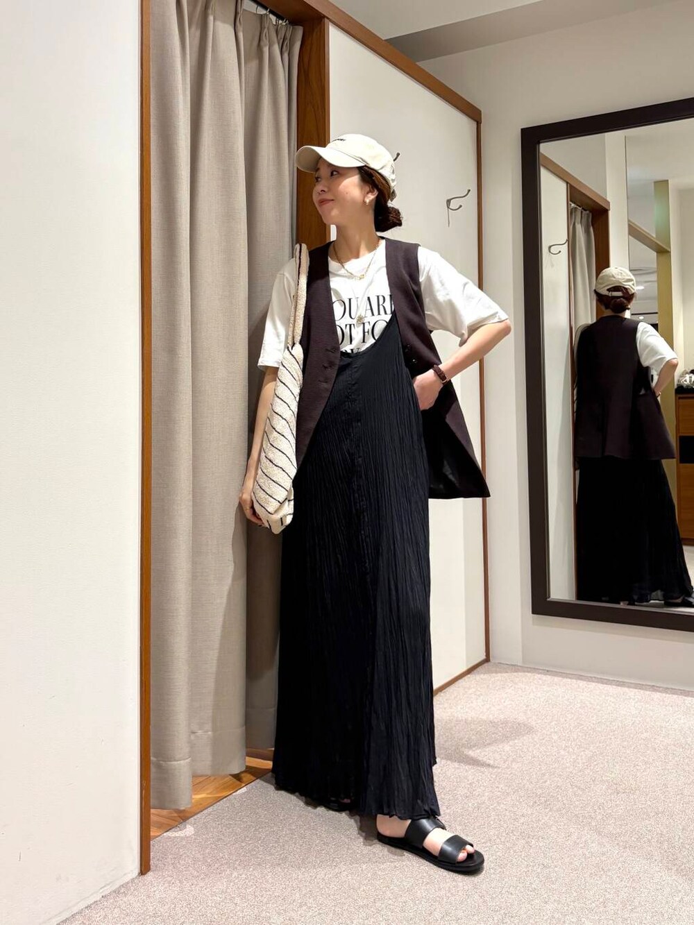 その他のTシャツ/カットソー、ブラック系のサンダル、ブラック系のワンピースを着用したレディースの夏コーディネートの5枚目の写真