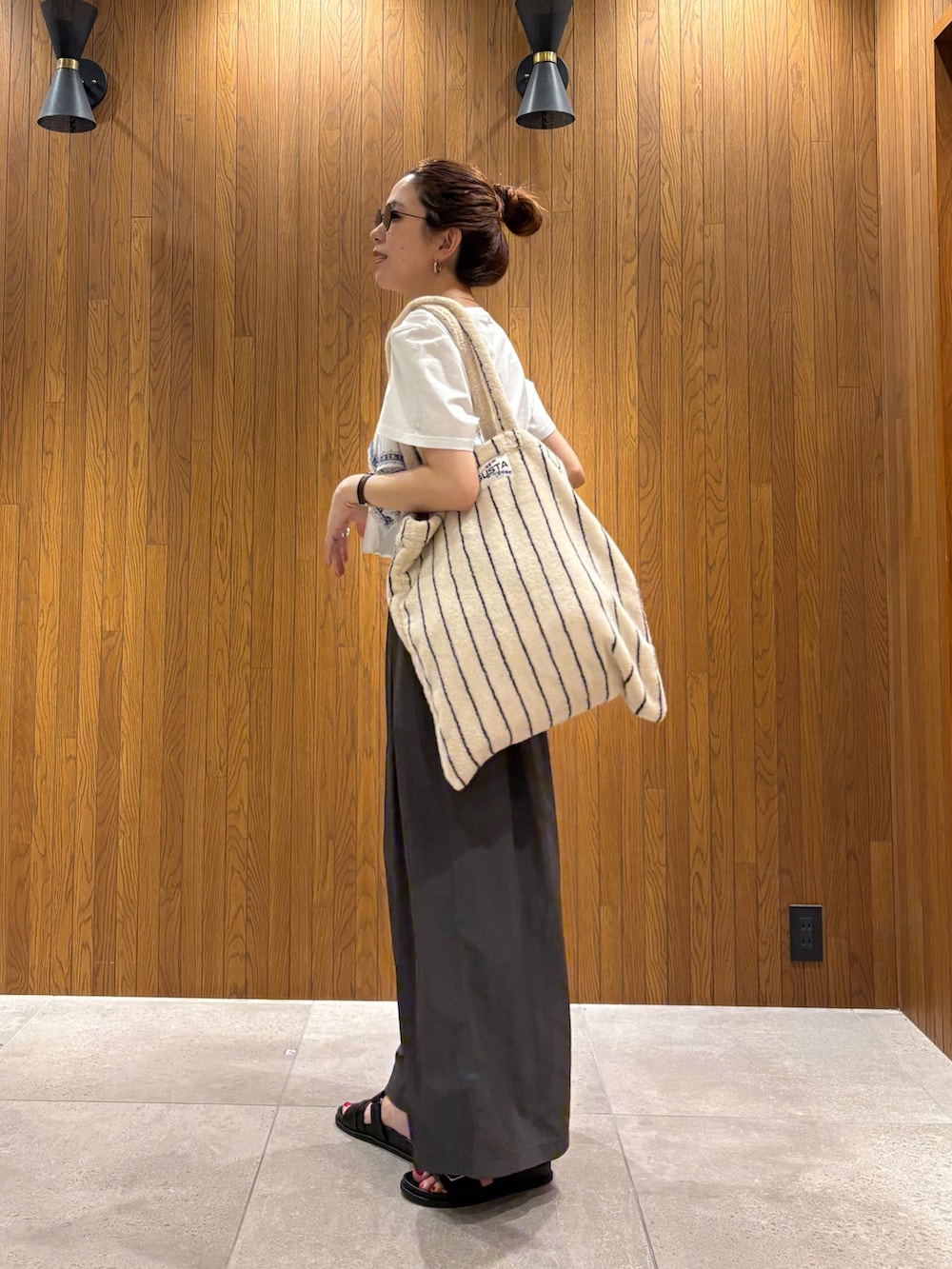 グレー系のその他パンツ、その他のTシャツ/カットソー、ホワイト系のトートバッグを着用したレディースの春コーディネートの3枚目の写真
