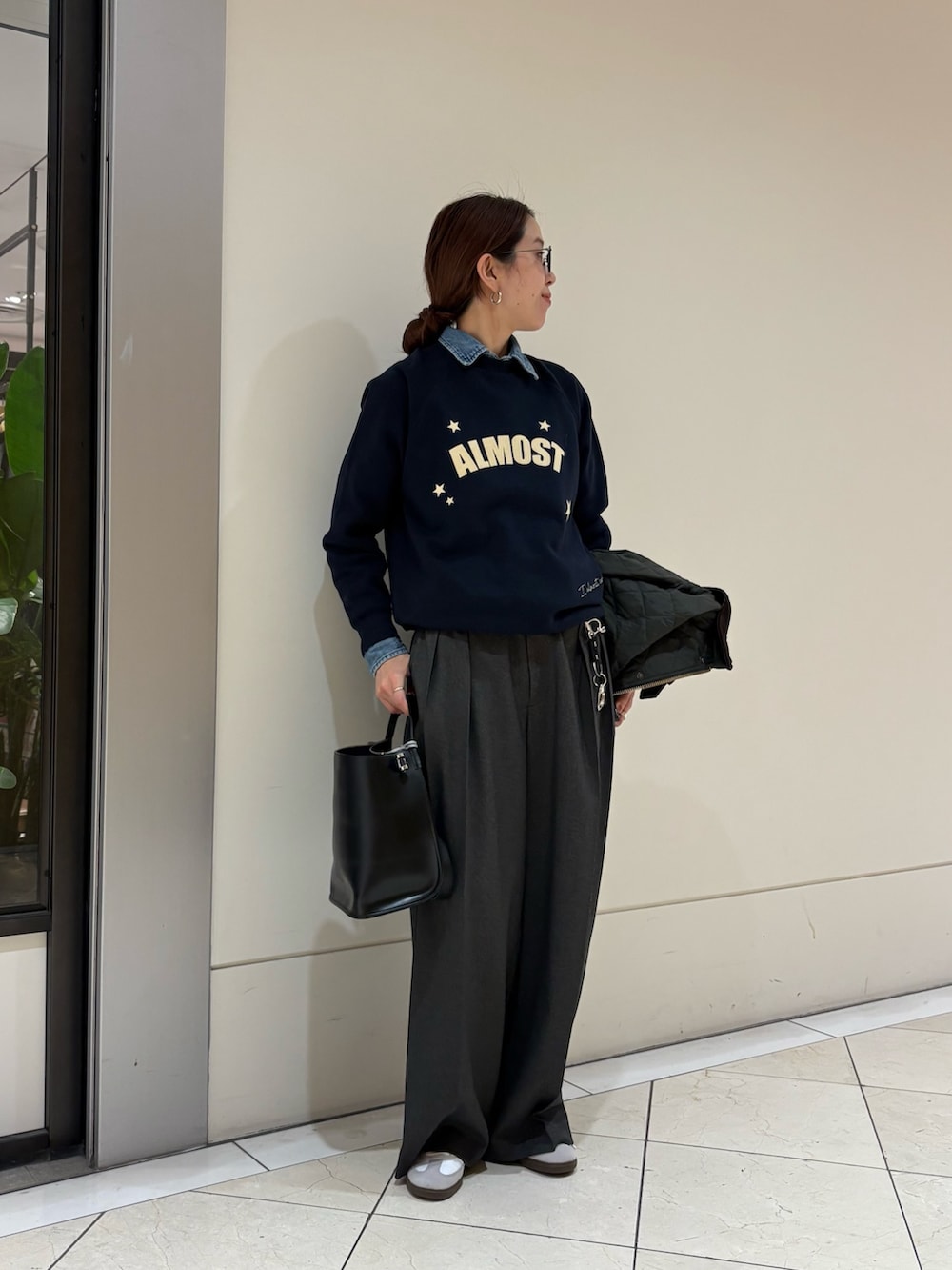 グレー系のその他パンツ、ホワイト系のスニーカー、ブラック系のトートバッグを着用したレディースの冬コーディネートの4枚目の写真