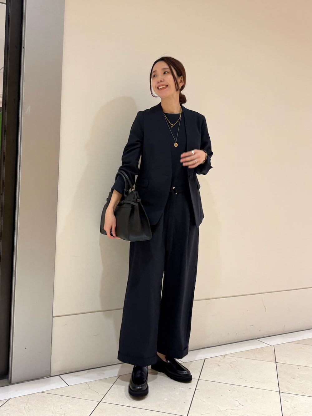 ブルー系のその他パンツ、ブルー系のノーカラージャケット、ブラック系のローファーを着用したレディースの冬コーディネートの4枚目の写真