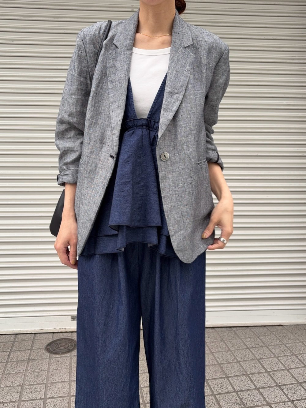 グレー系のその他アウター、ブラック系のサンダル、ブルー系のその他パンツを着用したレディースの春コーディネートの4枚目の写真