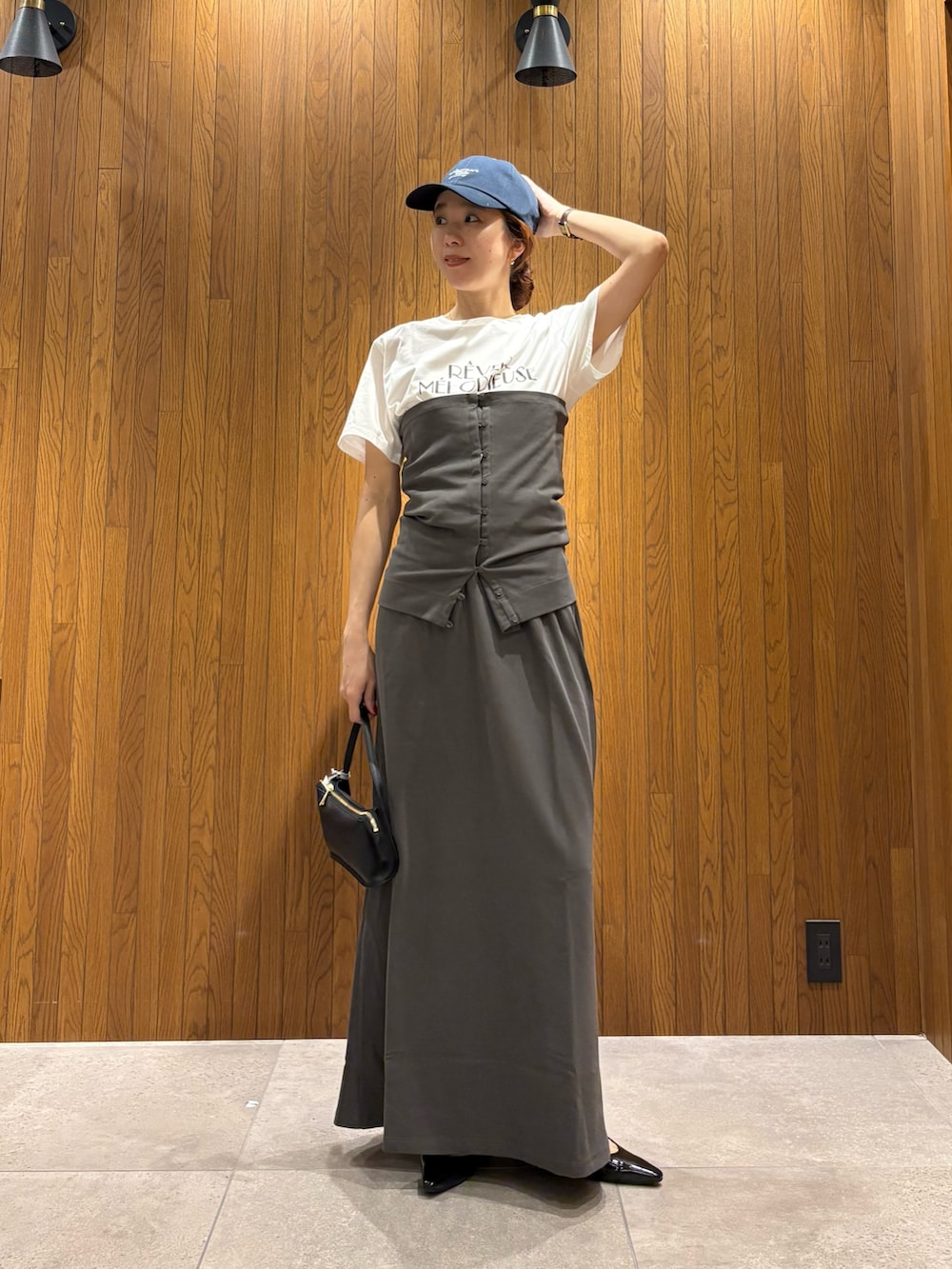グレー系のスカート、その他のTシャツ/カットソー、ブラック系のハンドバッグを着用したレディースの春コーディネートの5枚目の写真