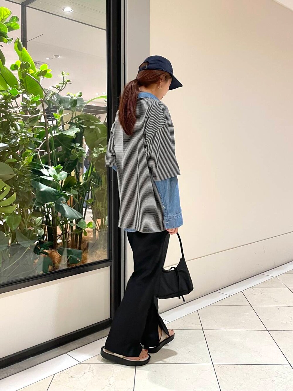 ブラック系のその他パンツ、ブルー系のTシャツ/カットソー、その他のTシャツ/カットソーを着用したレディースの夏コーディネートの3枚目の写真