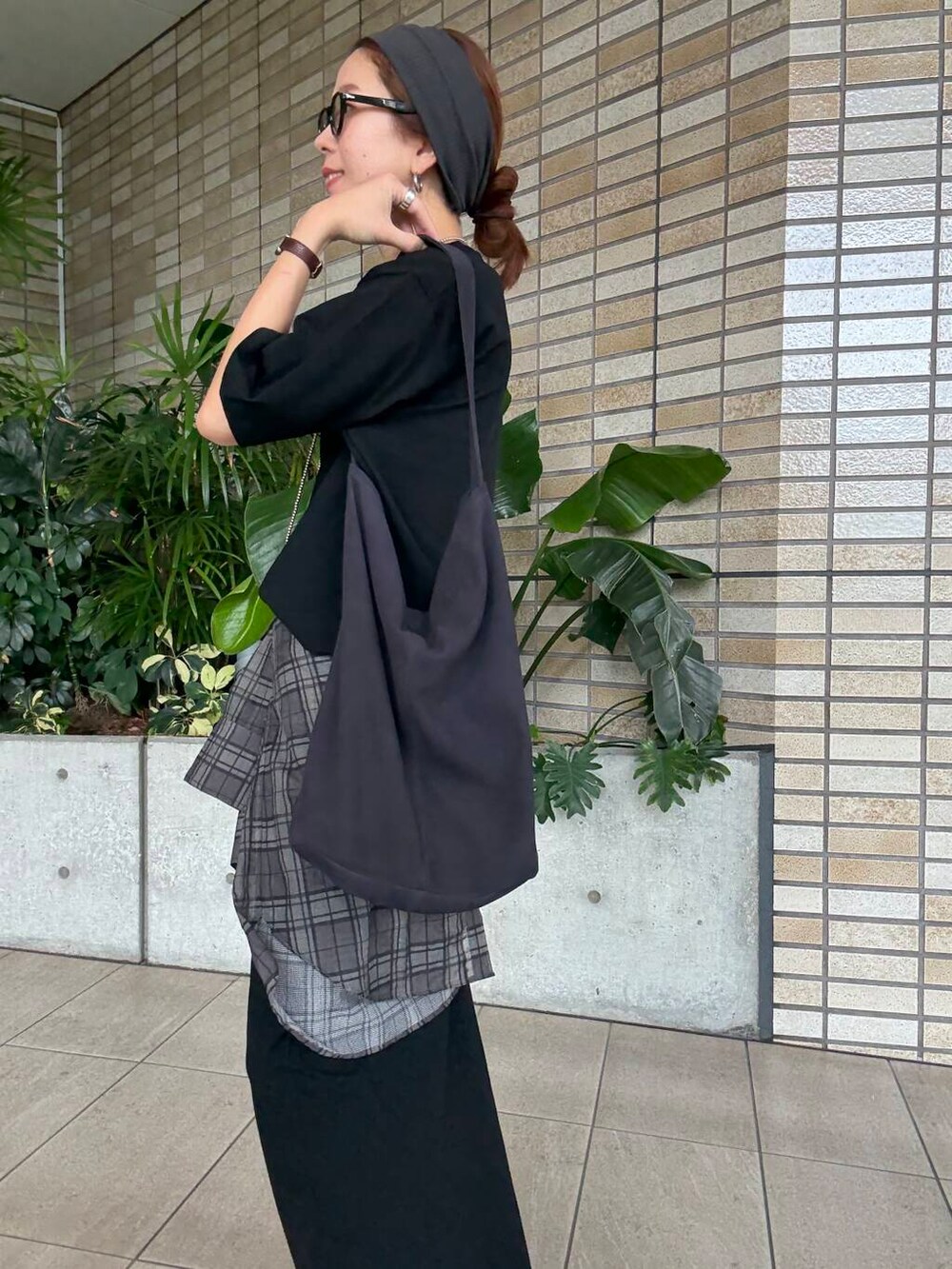 グレー系のシャツ/ブラウス、ブラック系のTシャツ/カットソー、ブラック系のスカートを着用したレディースの夏コーディネートの6枚目の写真