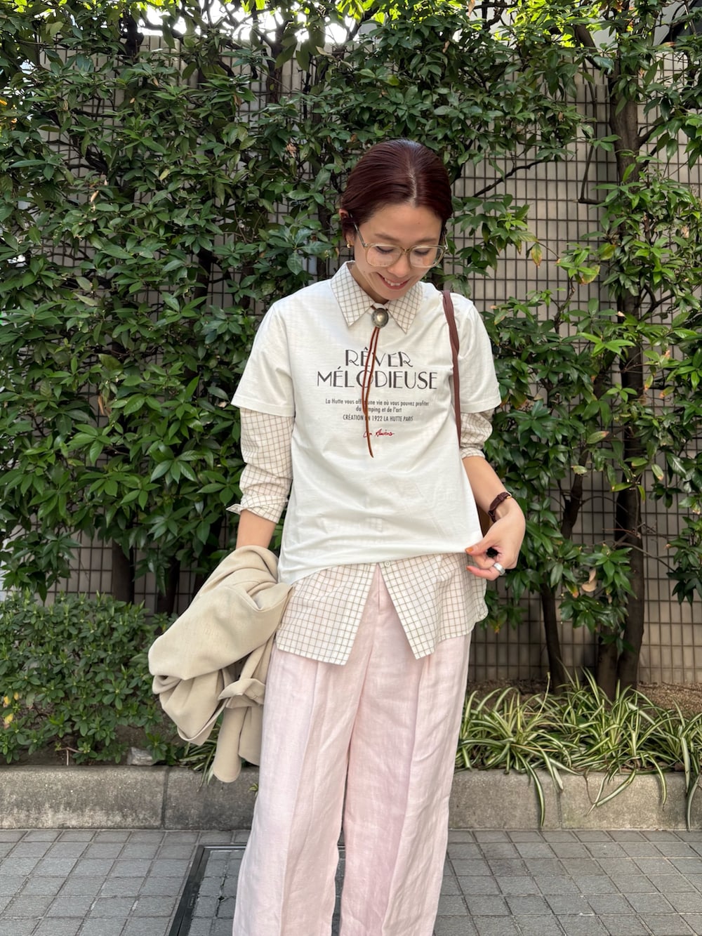 ベージュ系のその他アウター、ピンク系のその他パンツ、その他のTシャツ/カットソーを着用したレディースの春コーディネートの7枚目の写真