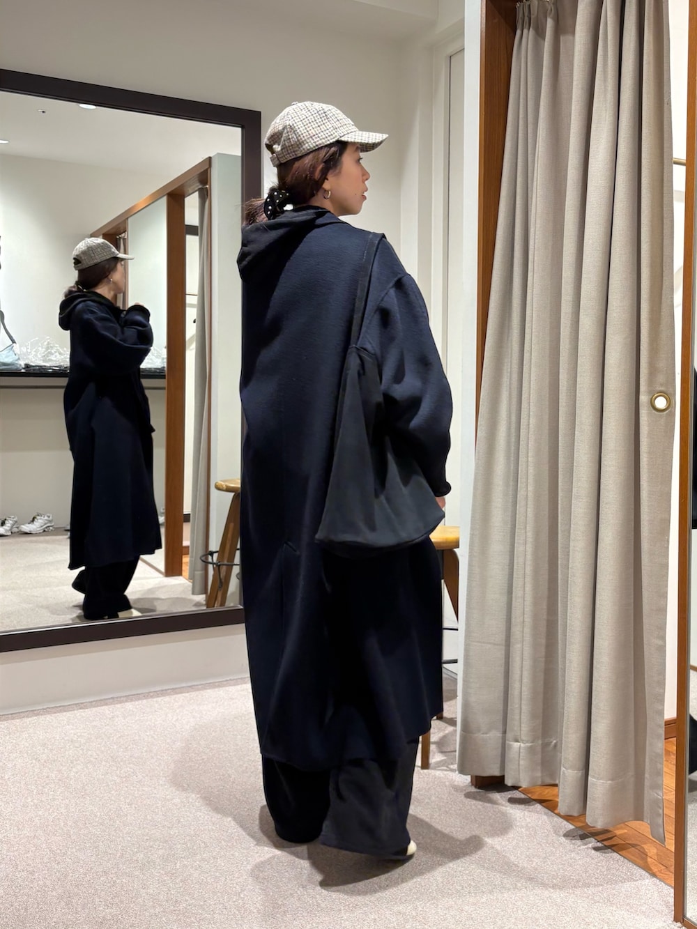 ブルー系のテーラードジャケット、ブラック系のパーカー、ブラック系のその他パンツを着用したレディースの冬コーディネートの3枚目の写真