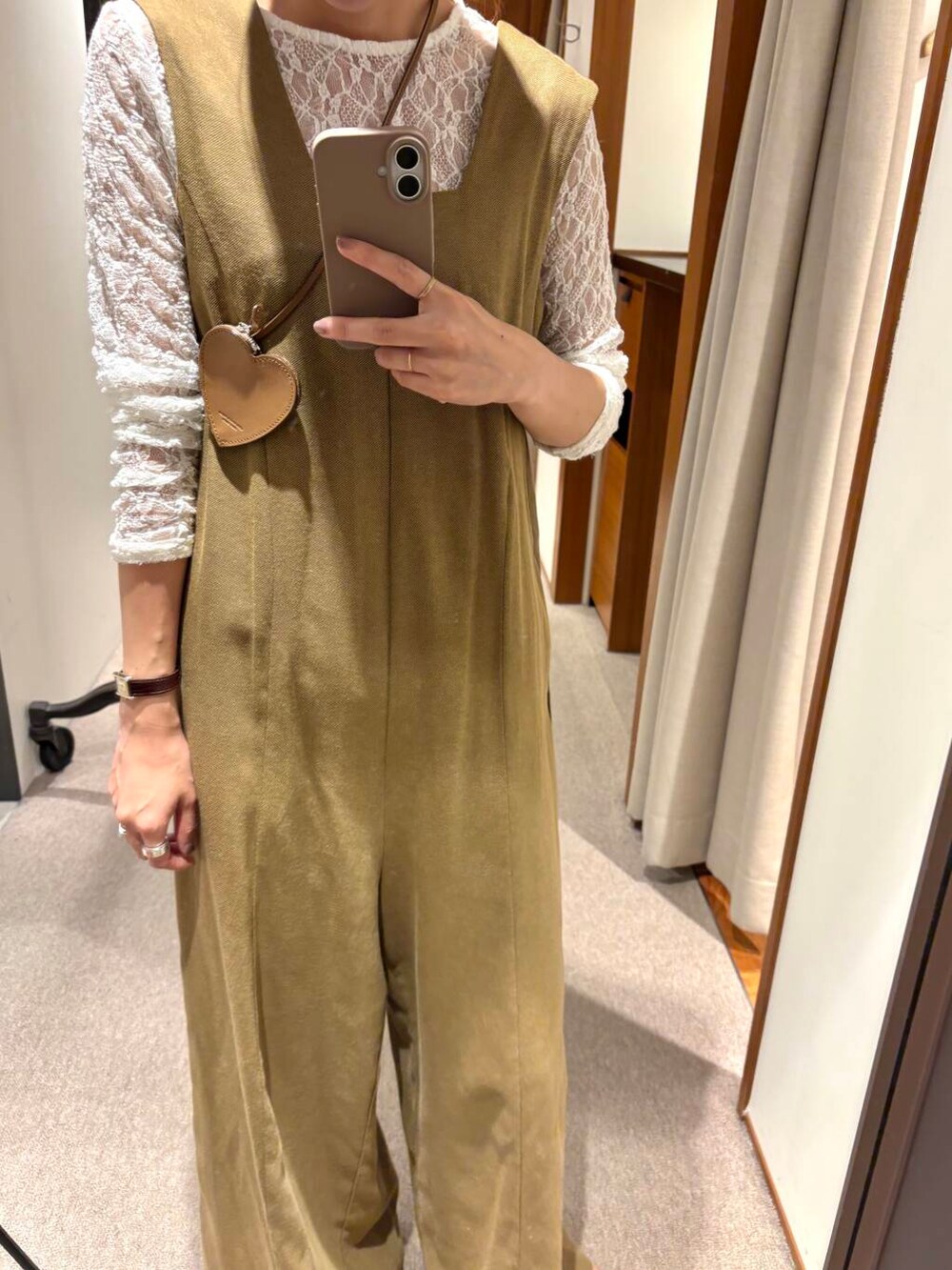 イエロー系のサロペット/オーバーオールを着用したレディースの夏コーディネートの2枚目の写真